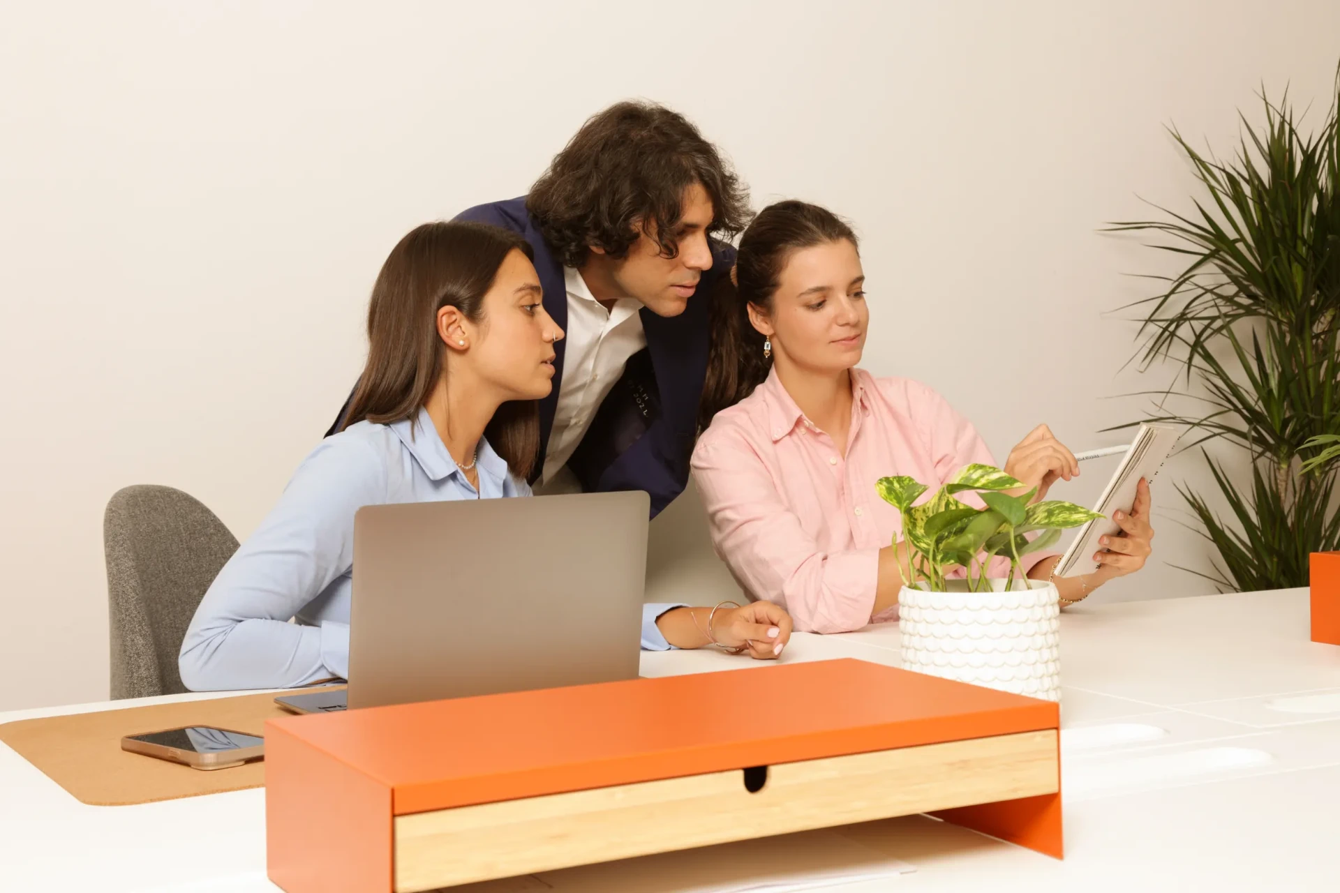 Il team dueEffe al lavoro intorno a un tavolo